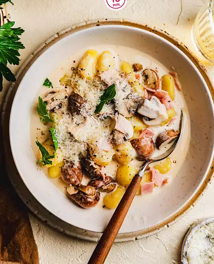 Gnocchi in Käsesoße mit Schinken und Pilzen