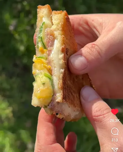 Zucchini und Mozzarella Sandwich by Julius Roberts