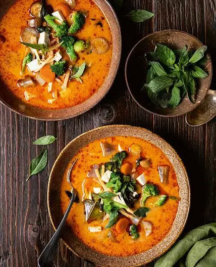 Rotes Thai-Curry mit Hühnchen und gemischtem Gemüse