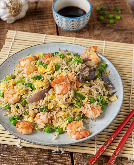 Gebratenen Reis mit Hühnchen und Garnelen