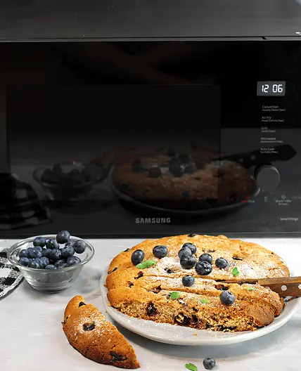 Pandolce con confettura e mirtilli freschi