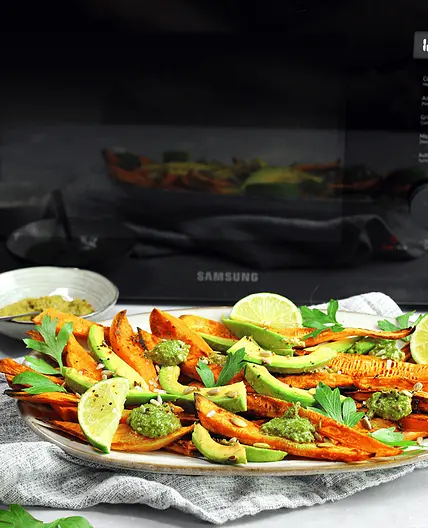 Chips di patate dolci con pesto di basilico piccante e avocado