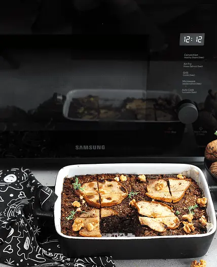 Brownies al cioccolato, pere e frutta secca