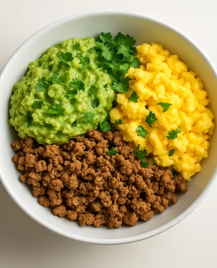 Bowl œufs, guacamole et bœuf haché