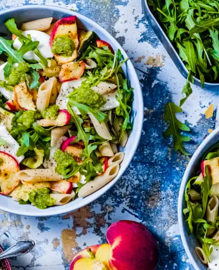 Pastasalade met geroosterde perzik