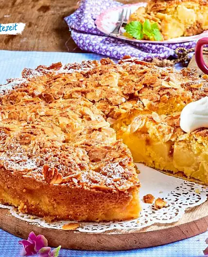 Apfelkuchen mit Bienenstich-Kruste