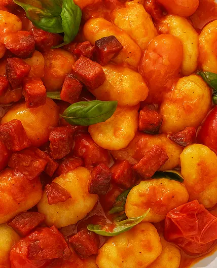 Krokante Gnocchi met chorizo, tomatensaus, paprika en courgette