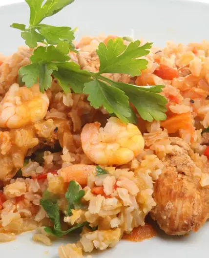 Riz sauté aux crevettes et poulet