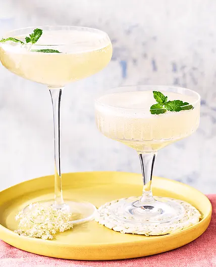 Elderflower gin fizz