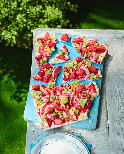 Tutti frutti frozen yoghurt bark