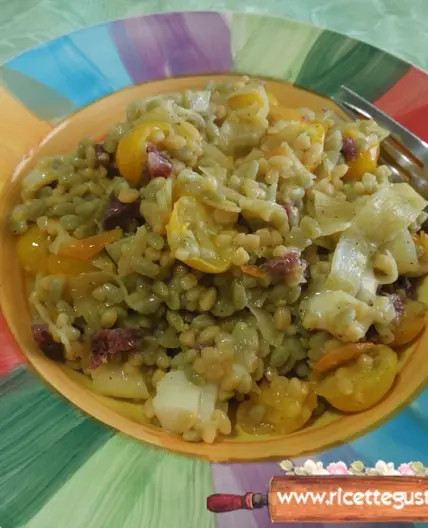 Risoni di legumi con stracchino affumicato salame e pomodorini