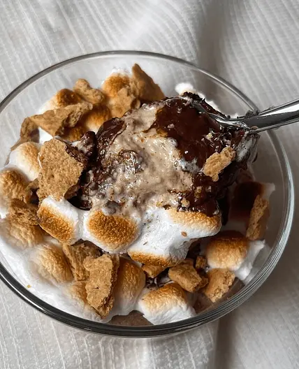 S’mores Baked Oats ~ Easy and Decadent Breakfast