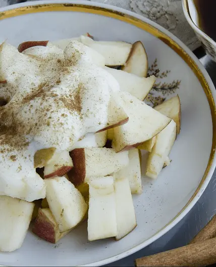 Apple and Vanilla-Cinnamon Yogurt Snack