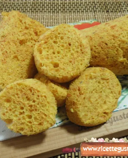 Spugna salata al microonde con la curcuma