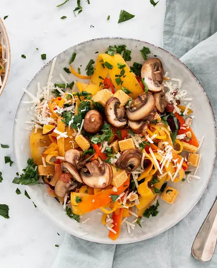 Gemüsenudeln mit Pilzen und Tofu