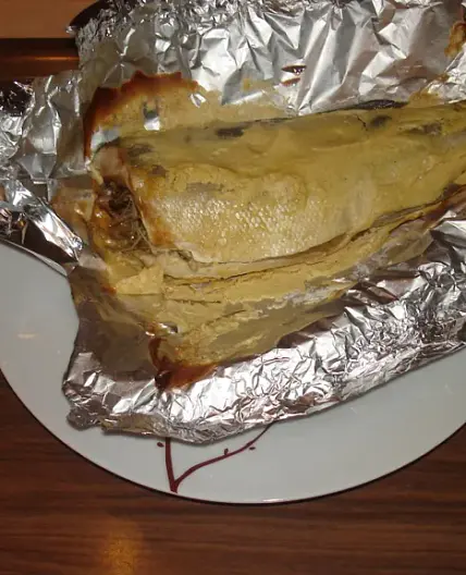 Bar en papillotte à la moutarde et au romarin