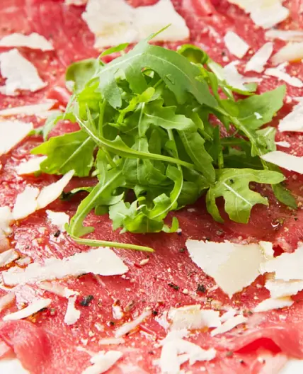 Carpaccio de boeuf à la roquette et au parmesan