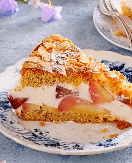 Zarte Mandeltorte mit zweierlei Frucht