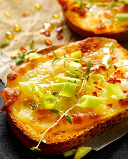 Toasts apéritifs aux 4 fromages