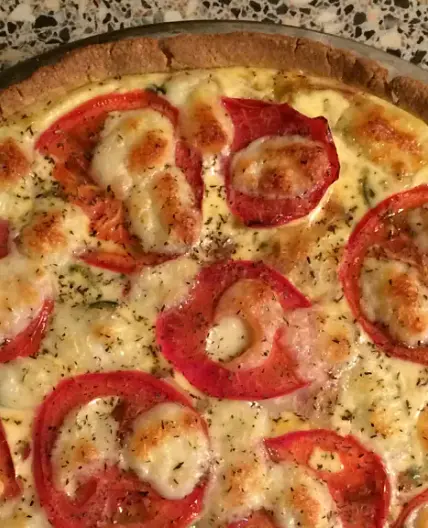 Tarte (sans gluten) aux légumes, lardons et mozzarella