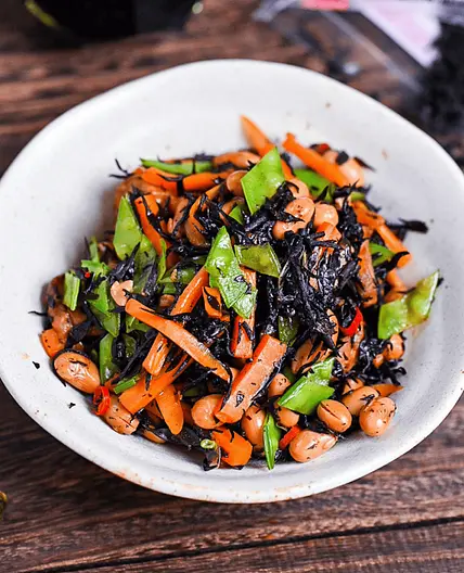 Japanese Hijiki Seaweed Salad (Hijiki no Nimono)