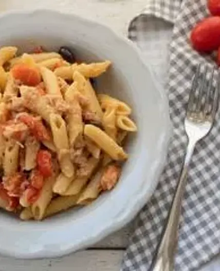 Penne al sugo di tonno e pomodorini