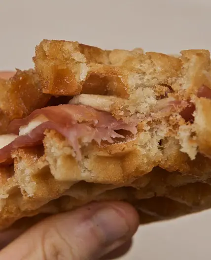 Gaufre brunch, bacon, banane et sirop d'érable