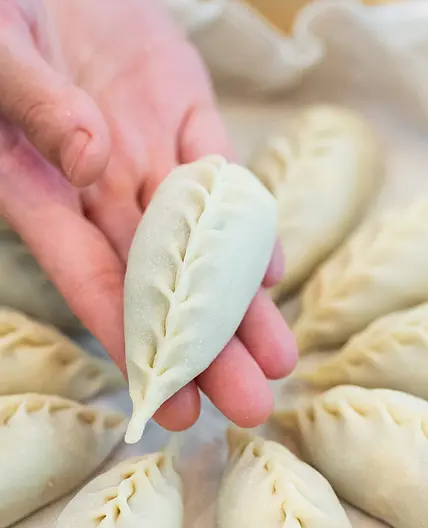 Steamed Dumplings With Pork & Sweet Corn Filling (柳叶蒸饺)