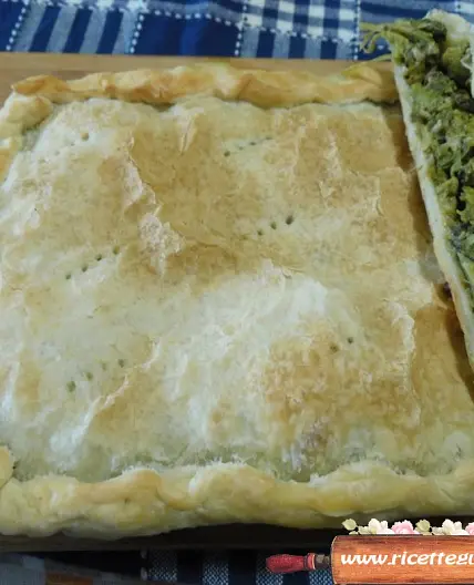 Torta salata con cicoria e salsiccia