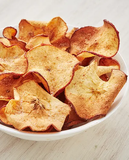 Estas chips de manzana hechas en la freidora de aire son el aperitivo que te hará olvidar las patatas fritas