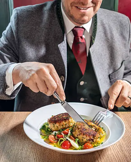 Kaspressknödel auf Lauch-Tomaten-Gemüse mit brauner Butter