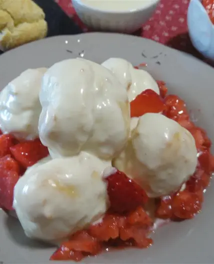 Profiteroles fragole e cioccolato