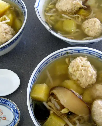 Potage chinois aux boulettes de poulet