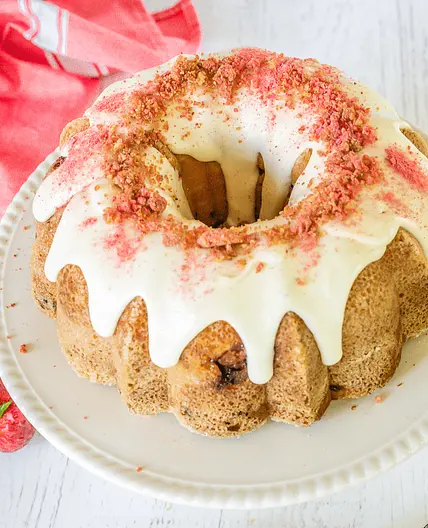 Easy Fresh Strawberry Crunch Cake Recipe (Bundt)