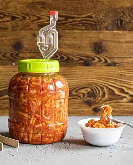Spicy kimchi with apple