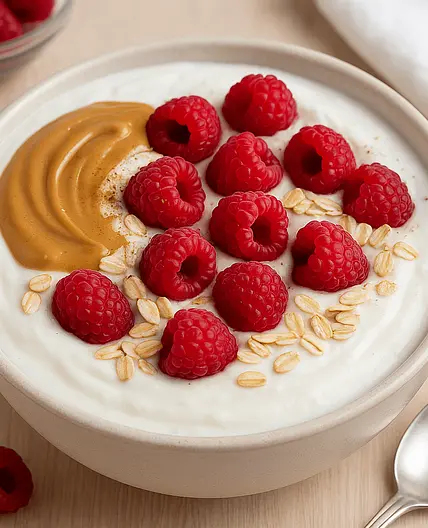 🥣 Protein Frühstücks-Quark mit Himbeeren & Erdnussbutter (311 kcal p.P.)