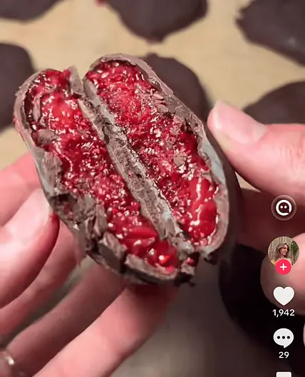 Strawberry & raspberry chia chocolate bites 🫶🏼