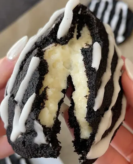 Keto Cookies n' Cream Cheesecake Cookies