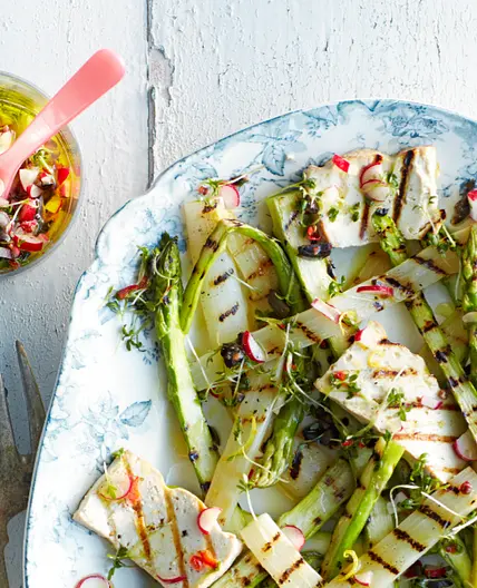 gegrilde asperges met gerookte tofoe en salsa van radijs