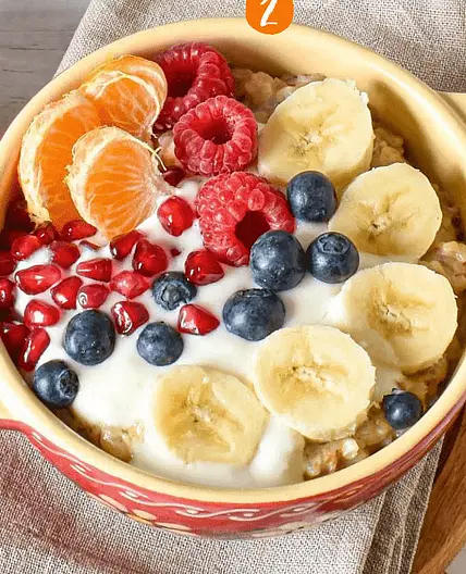 Kascha mit Joghurt und Obst