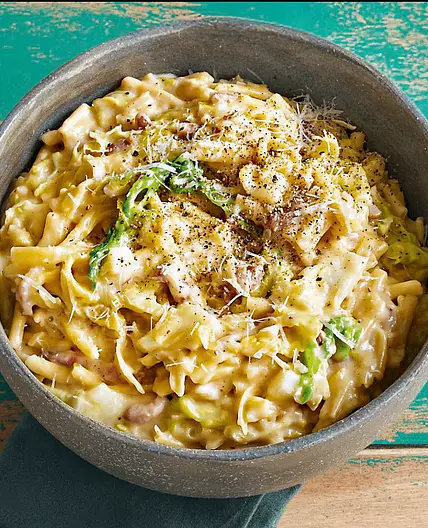 Wirsing-Nudeln Carbonara-Style