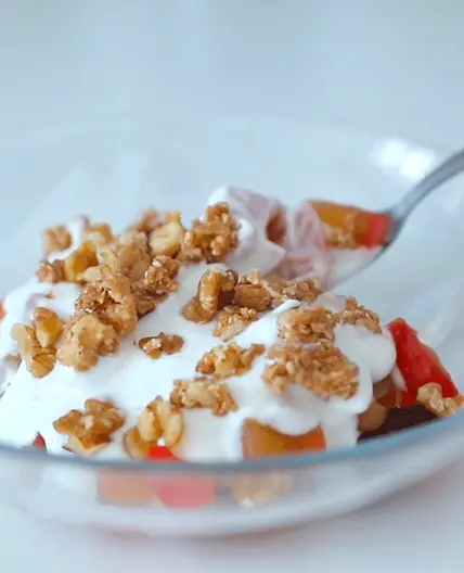 CIOTOLA DI MELE VANIGLIATE ALLA CANNELLA, YOGURT GRECO E GRANOLA