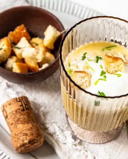 Edles Prosecco-Schaumsüppchen mit Thymian Croutons