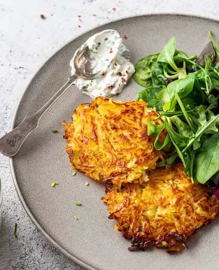 Knusprige Kartoffelrösti mit Kräuterquark