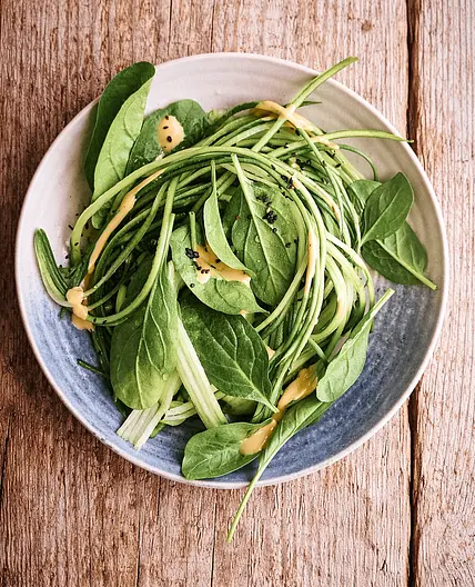 Schneller Gurkensalat mit Tahin-Dressing