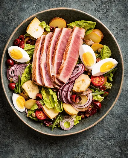 Nizza-Salat mit Thunfischsteak (modern interpretiert)