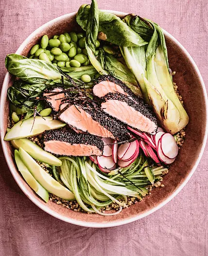 Quinoa-Lachs-Bowl (Lachs • Quinoa • Pak Choi)