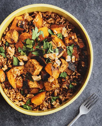 Kürbis-Reis-Bowl mit Räuchertofu (Hokkaido • Zimt • Walnüsse)