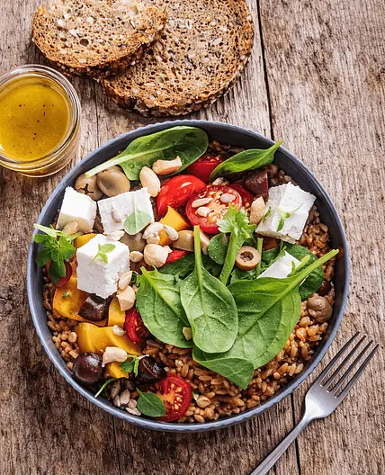 Mediterraner Risoni-Salat (Spinat • Paprika • Feta)
