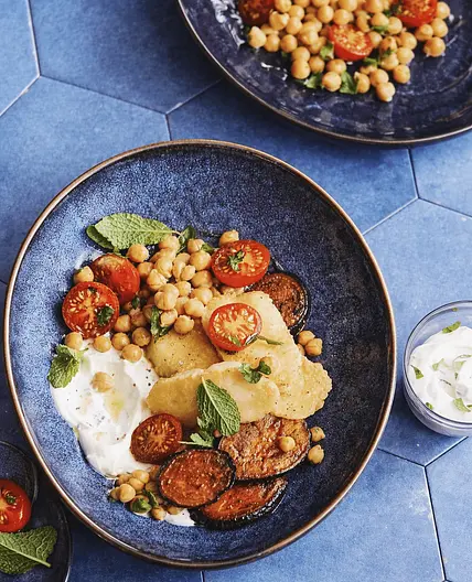 Knackiger Auberginen-Salat mit Minze  (Aubergine • Halloumi • Kichererbsen)